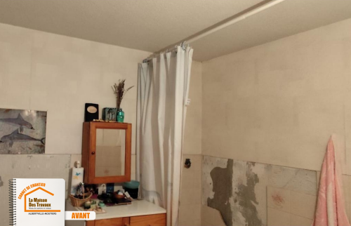rénovation salle de bain Albertville, La Maison des Travaux Albertville, remplacement baignoire douche, carrelage mural salle de bain, artisan rénovation salle d’eau