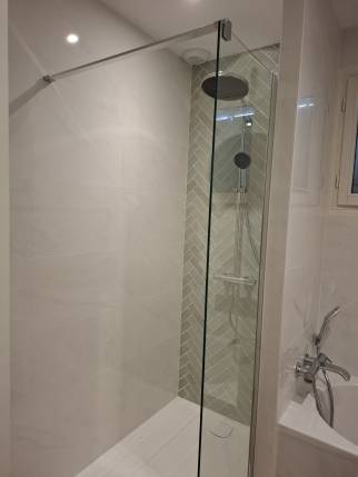 Salle de bain rénovée avec douche ouverte - Ambérieu-en-Bugey 01500