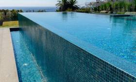 Piscine à débordement