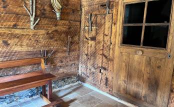 Rénovation entrée de chalet d'alpage avec réutilisation du bois de charpente et de la porte d'origine