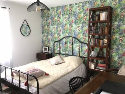 Chambre avec papier peint en tête de lit