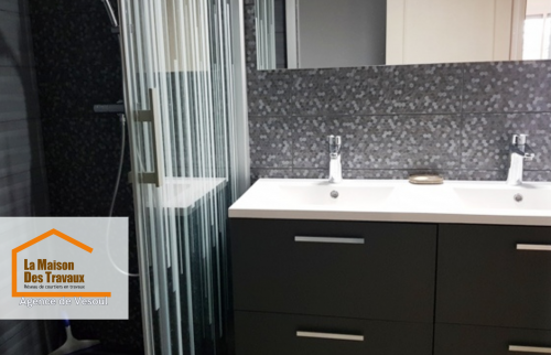 Associez style et fonctionnalité avec un revêtement de sol effet bois et des finitions soignées. Idéal pour un aménagement contemporain et optimisé de votre espace bain.