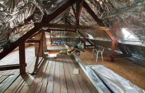 Isolation des combles : avant : Avant les travaux d'isolation thermique des combles pour optimiser la performance énergétique