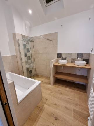 Création d'une suite parentale dans le grenier avec salle de bain moderne - Bouc-Bel-Air 13