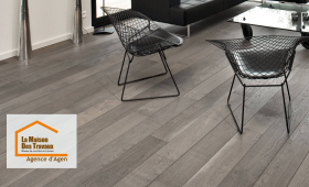 Un sol moderne en PVC posé par des artisans qualifiés à Agen, apportant élégance et confort à ce salon rénové.