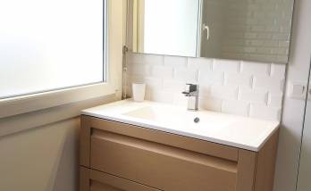 Meuble vasque blanc et bois clair avec miroir et faïence carreau de métro