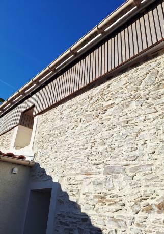 Rénovation de façade en pierres et pose d'un bardage bois sur la surélévation de maison - Pornic 44210