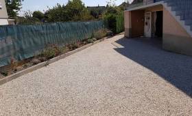 Aire de stationnement en graviers compactés