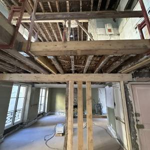 Avant la rénovation : appartement ancien fragilisé par une structure bois à Paris – projet Camille AUDER