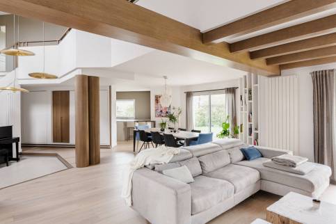 Rénovation terminée pièce de vie – Maison rénovée avec ambiance bois à Bruz