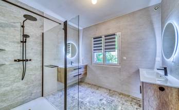 salle de bain du rez-de-chaussée, avec deux vasques simples