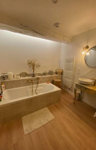 Baignoire dans une salle de bain après travaux