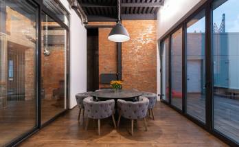 Salle à manger donnant sur le patio