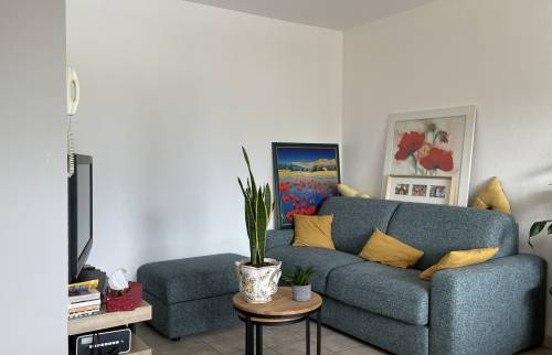 Des murs blancs, texturés, un salon propre et lumineux