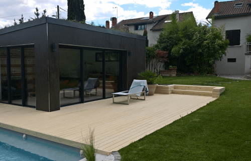 plage de piscine en bois