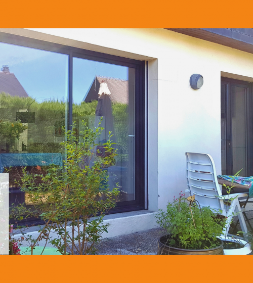 Remplacement de baie vitrée moderne à Luxeuil avec La Maison Des Travaux, agence experte en rénovation extérieure.