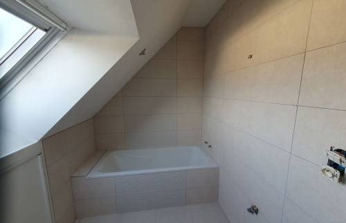 Installation de la nouvelle baignoire dans la salle d’eau à Bruz