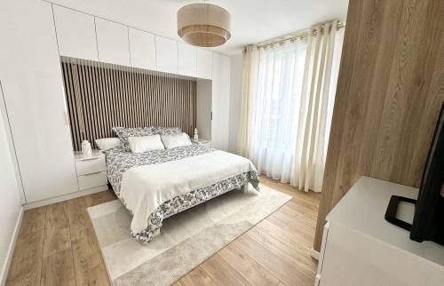 Rénovation d'une chambre avec un meuble sur mesure en forme d'arche