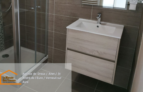 Après : une salle de bain design et fonctionnel, parfaite pour un usage quotidien.