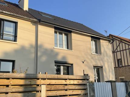 Façade sur rue après ravalement (Lion-sur-Mer 14780)