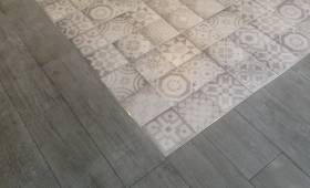 Détail mélange de carreaux béton et carrelage imitation parquet
