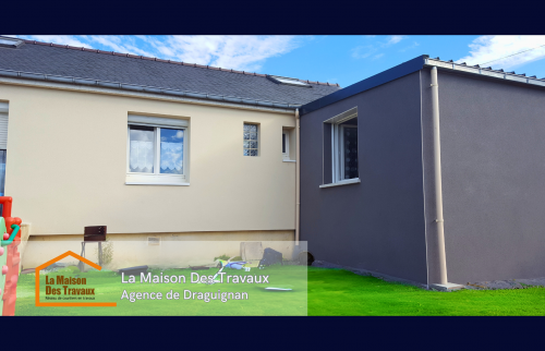 Nouvelle façade avec fenêtres en PVC à double vitrage, alliant isolation et esthétisme pour un intérieur plus chaleureux.