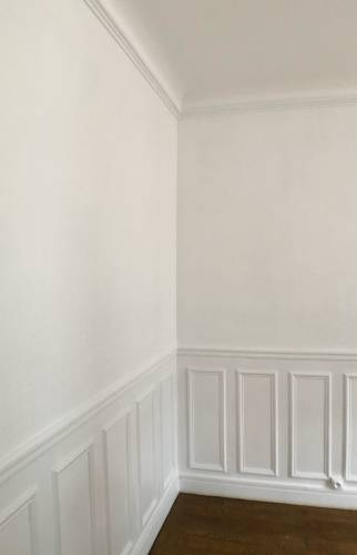 Après - chambre rénovée avec cimaises