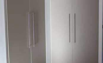 Pièce dressing sur mesure avec portes battantes et sol en stratifié - Roscanvel (295è0)