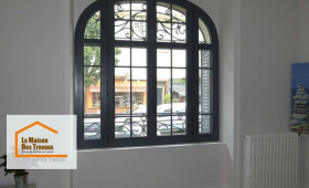 Rénovation intérieure à Saint-Loup-sur-Semouse : Remplacement de fenêtres en acier noir pour un style moderne et élégant. Isolation et luminosité optimisées.