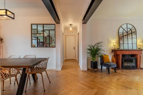 Décoration intérieure de maison avec revêtement de sol en parquet massif posé en chevrons - La Crau 83260