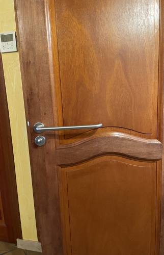 La poignée rallongée de la porte intérieure