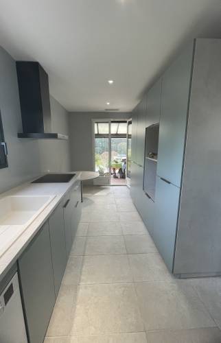 Fin des travaux tranformation chambre en cuisine moderne avec ouvertures sur jardin