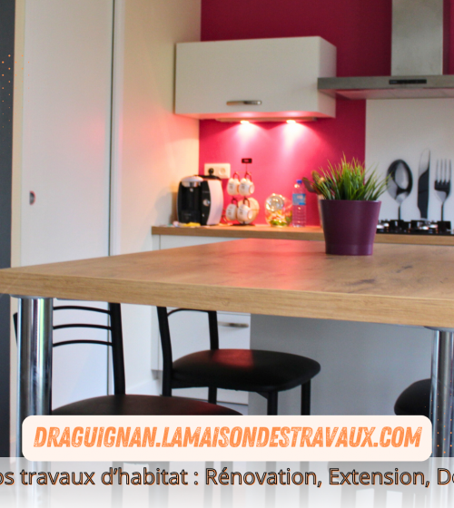 La cuisine rénovée dévoile une crédence rouge moderne, contrastant élégamment avec les meubles blancs et le plan de travail en bois clair, pour un espace à la fois pratique et chaleureux.