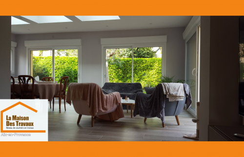 Une pièce à vivre baignée de lumière naturelle grâce à une extension moderne parfaitement intégrée.