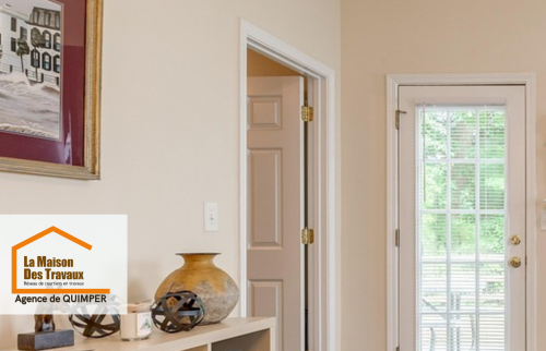 Avant/Après rénovation : Une rénovation soignée des murs et plafonds qui redonne vie à cette pièce lumineuse et accueillante. Réalisation à Combrit.