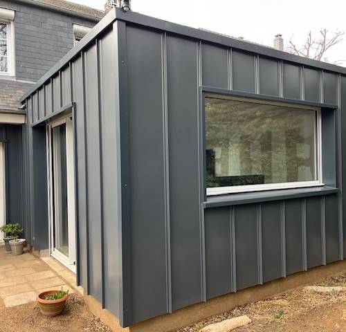 Nouvelle extension de maison à ossature bois et habillage extérieur en bardage zinc - Nantes 44000
