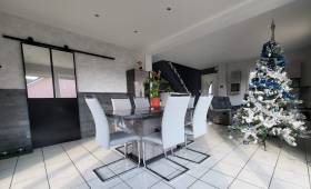 Vue d'ensemble de la pièce à vivre, avec la jolie porte verrière