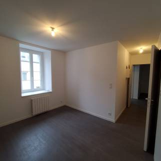 Premier studio rénové, isolation électricité, plomberie, sol, cuisine, fenêtres, peinture