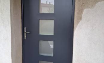 Rénovation de menuiserie avec pose de porte d'entrée semi-vitrée - Bourg-en-Bresse 01000