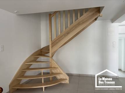 Escalier à marches ouvertes réalisé lors de la rénovation d’une maison ancienne à Arzon