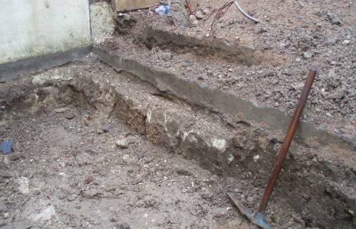 le décaissage difficile à la pelle et brouette