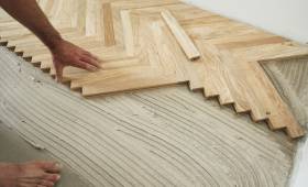 Aménagement mezzanine avec pose parquet et garde-corps à Pournoy-la-Grasse 57420