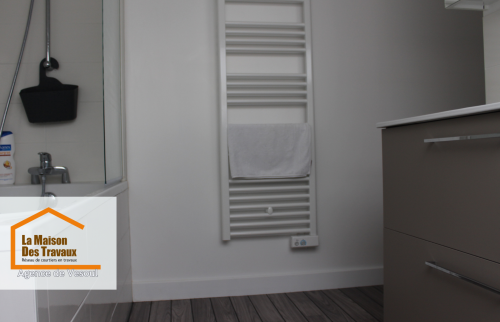 Salle de bain moderne rénovée à Saint-Loup-sur-Semouse avec chauffe-serviette et meuble design. Un projet réalisé par La Maison Des Travaux Vesoul.