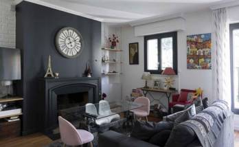 Le mur de la cheminée peint en noir