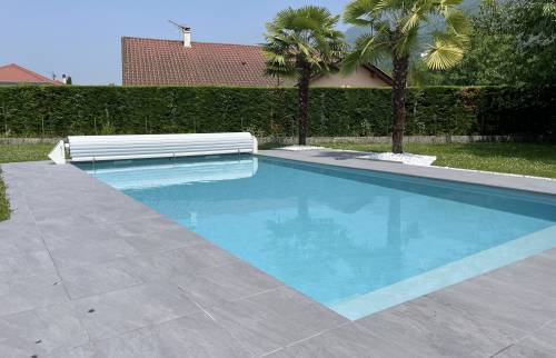 Une belle piscine, une belle terrasse, comme neuves