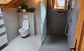 Douche de plain-pied avec carrelage grand format à Samoëns, Haute-Savoie 