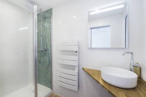 Touche de couleur en fond de douche