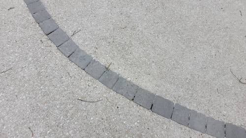 Détail béton désactivé et pavés