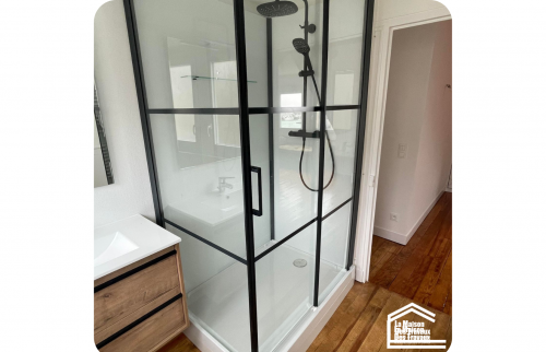 Salle de bain avec un style industriel 