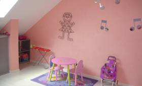 chambre d'enfant mur rose tapisserie